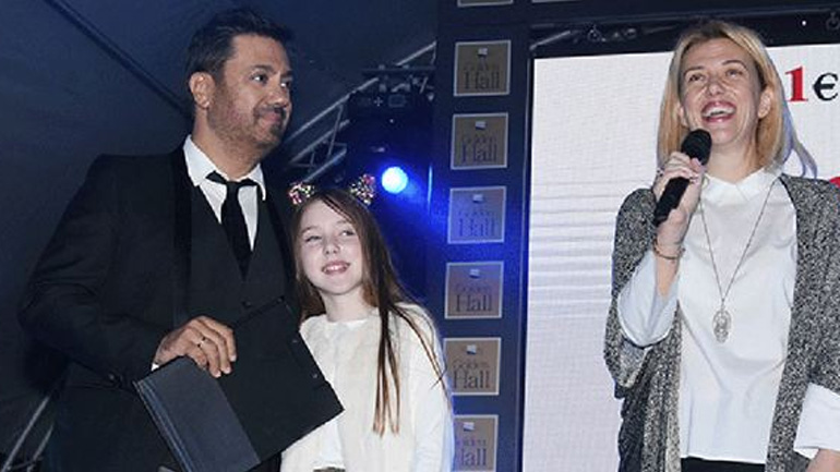 Διάσημοι καλλιτέχνες υποδέχτηκαν τα Χριστούγεννα ανάβοντας το πιο εντυπωσιακό δέντρο