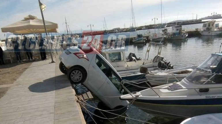 Πάρος: Ξέχασε το χειρόφρενο και το αυτοκίνητο έπεσε στη θάλασσα Πάρος: Ξέχασε το χειρόφρενο και το αυτοκίνητο έπεσε στη θάλασσα