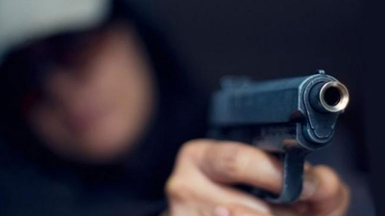 Σύζυγος αστυνομικού τον απείλησε με το όπλο του