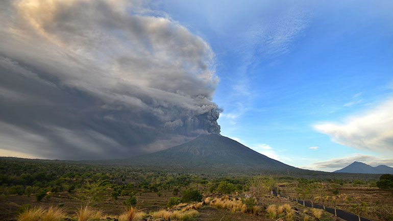Ινδονησία: Στο μέγιστο αυξήθηκε το επίπεδο συναγερμού εξαιτίας του ηφαιστείου Αγκούνγκ στο Μπαλί