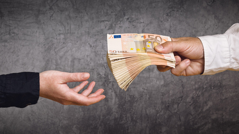 Εκτός κοινωνικού μερίσματος οι μισές περίπου αιτήσεις