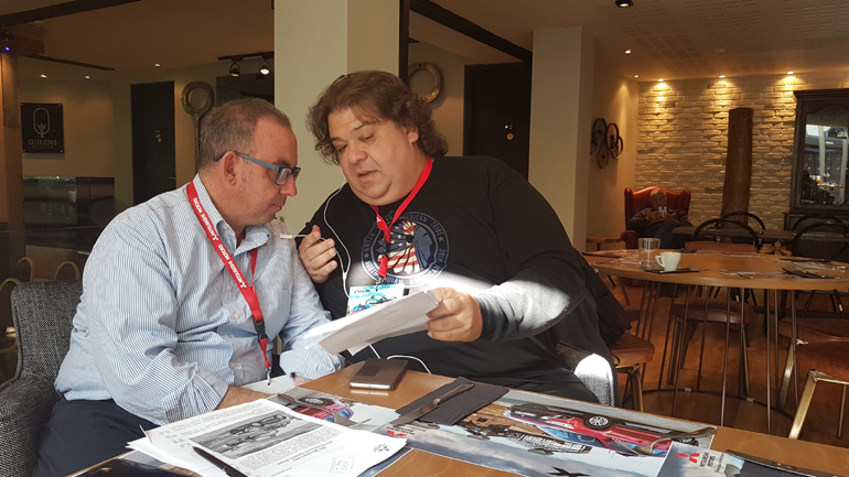 Ο Πάρις Ποντίκας (δεξιά) με τον επικεφαλής επικοινωνίας του ομίλου Σαρακάκη, γιώργο Παππά