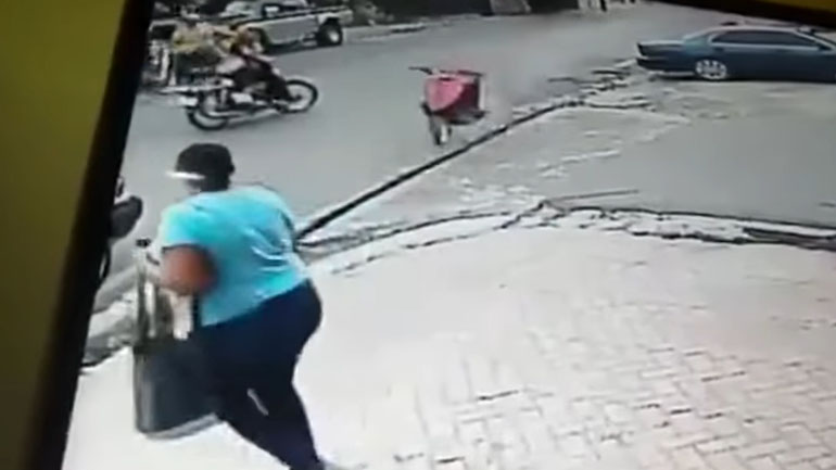 Μοτοσυκλέτα «επιτίθεται» σε πεζή!