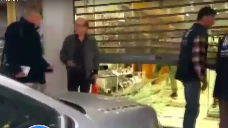 Ι.Χ. «μπούκαρε» σε κατάστημα έπειτα από σύγκρουση με έτερο όχημα