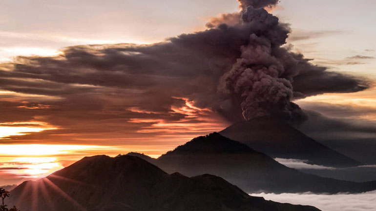 Ινδονησία: Πάνω από 440 πτήσεις έχουν ακυρωθεί λόγω του ηφαιστείου Αγκούνγκ στο Μπαλί