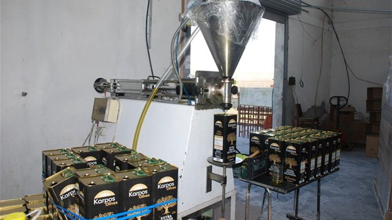 Χειροπέδες σε μέλη κυκλώματος νοθείας λαδιού – Χρωμάτιζαν ηλιέλαιο και το πωλούσαν για ελαιόλαδο Χειροπέδες σε μέλη κυκλώματος νοθείας λαδιού – Χρωμάτιζαν ηλιέλαιο και το πωλούσαν για ελαιόλαδο