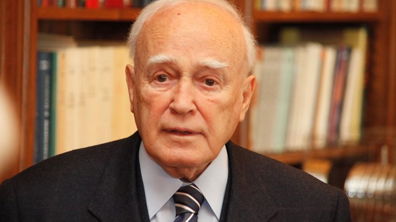 Κάταγμα ισχίου υπέστη ο Κάρολος Παπούλιας