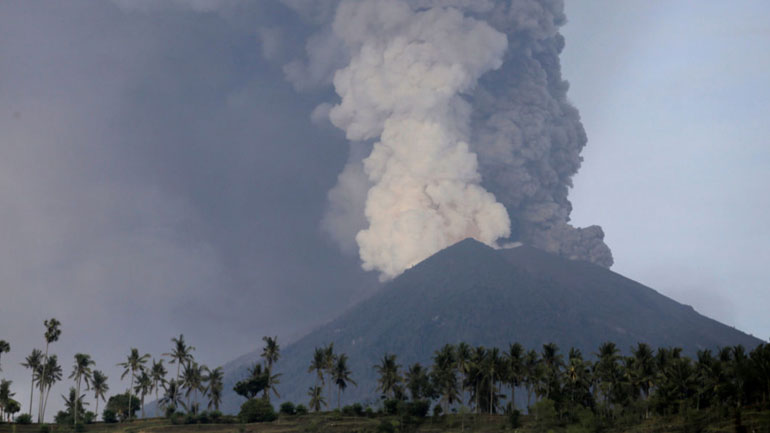 Ινδονησία: Παρατείνεται για άλλες 24 ώρες το κλείσιμο του αεροδρομίου στο Μπαλί εξαιτίας του ηφαιστείου Αγκούνγκ