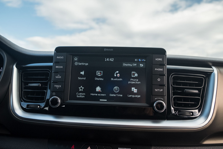 Η οθόνη 7 ιντσών στην κεντρική κονσόλα