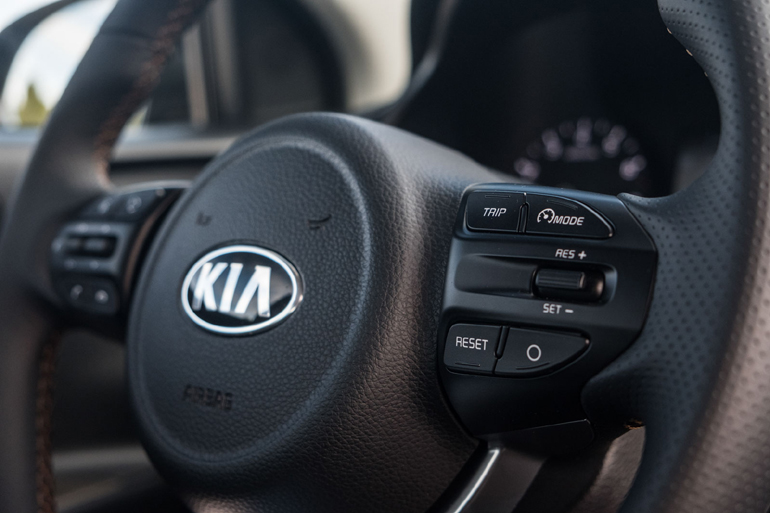 Τα κουμπιά στα δεξιά του τιμονιού αφορούν στο cruise control