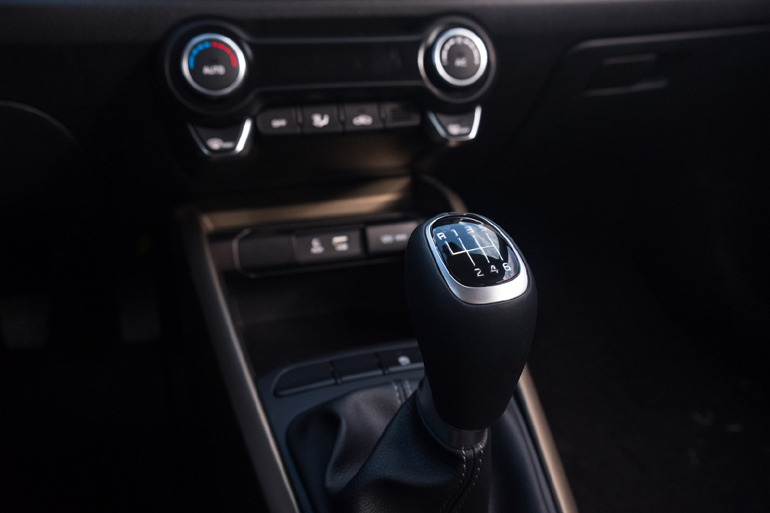 Το μηχανικό κιβώτιο 6 σχέσεων εφοδιάζει όλη τη γκάμα εκτός από την έκδοση 1.25 βενζίνη που έχει 5άρι