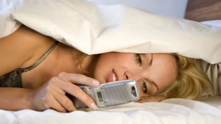 Για ποιους λόγους πρέπει να έχουμε τα κινητά μακριά από το κρεβάτι;