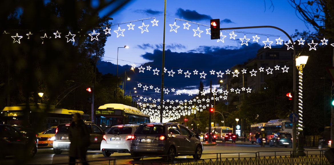 Η Αθήνα φόρεσε τα γιορτινά της