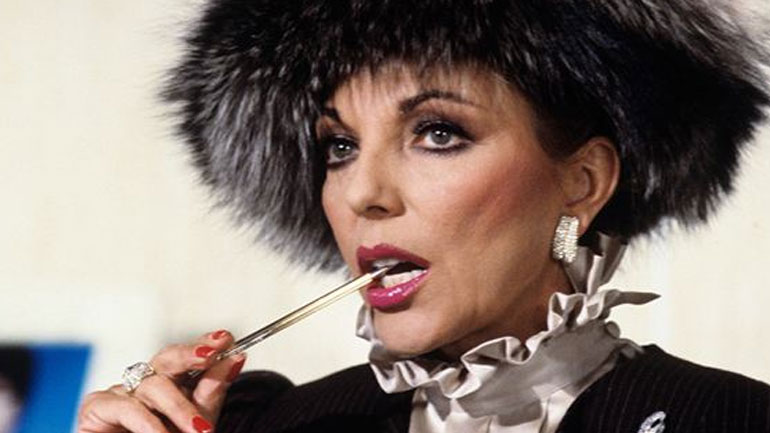 Joan Collins: Τι απαντά στις κατηγορίες του γιου της για τον πατέρα του;