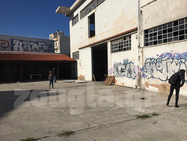 Το zougla.gr εισήλθε στο εγκαταλελειμμένο εργοστάσιο μαζί με τους φιλόζωους που κατήγγειλαν το περιστατικό