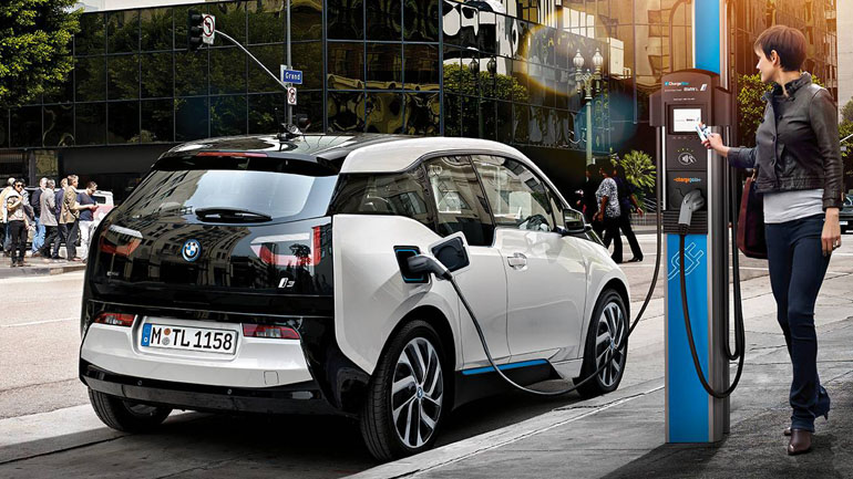 Γεμίζει σταθμούς φόρτισης η Ευρώπη