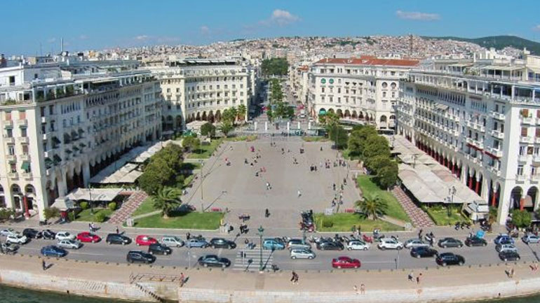 Σε χριστουγεννιάτικους ρυθμούς μπαίνει η Θεσσαλονίκη με το άναμμα του δέντρου στην Αριστοτέλους