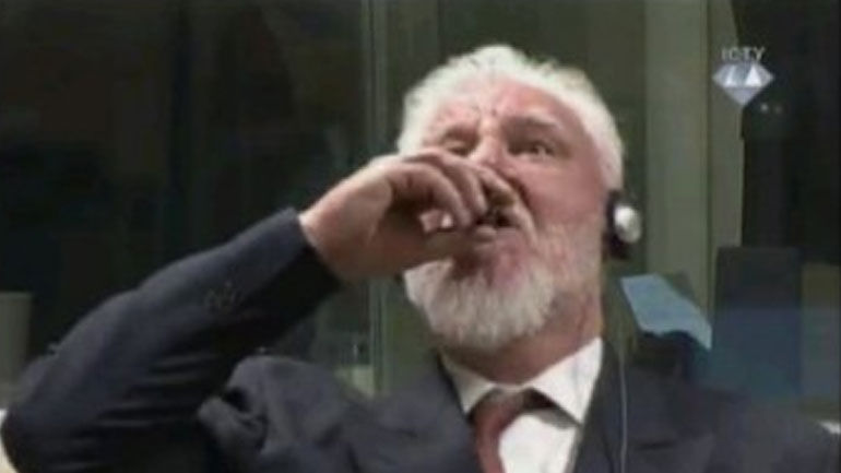 Χάγη: Κατάδικος για εγκλήματα πολέμου ήπιε δηλητήριο μέσα στο δικαστήριο