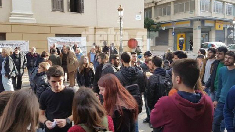 Πάτρα: Μεγάλη συγκέντρωση διαμαρτυρίας στο Ειρηνοδικείο κατά των πλειστηριασμών – Παρών και ο δήμαρχος Κ. Πελετίδης