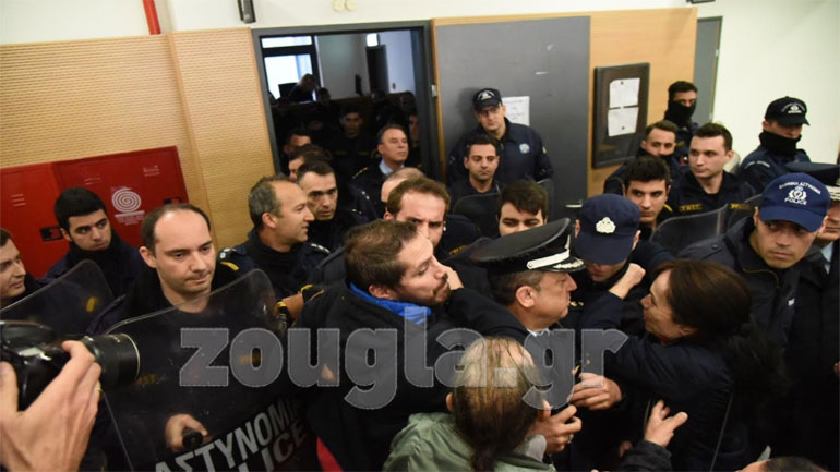 Ένταση στο Ειρηνοδικείο – Έπεσαν χημικά