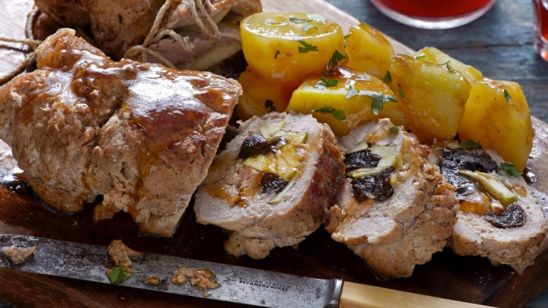 Χοιρινό ρολό με δαμάσκηνα και κεφαλοτύρι