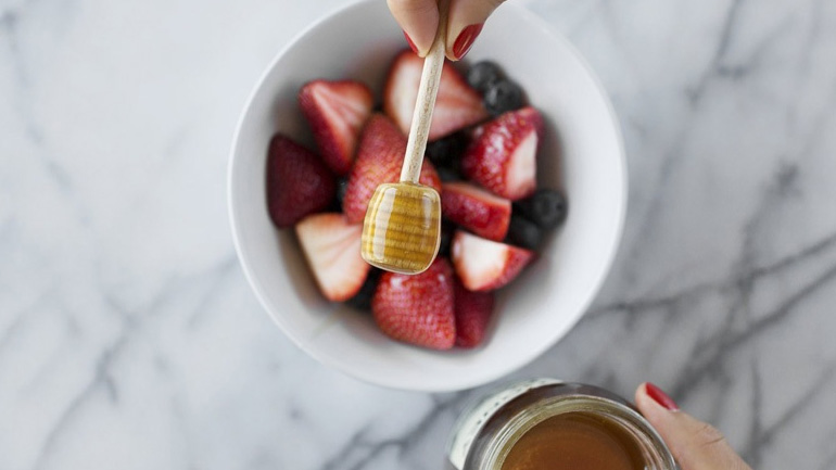 Οι 8 τροφές που απελευθερώνουν τις ορμόνες της ευτυχίας