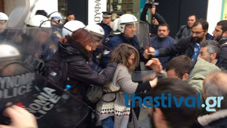 Ένταση για τους πλειστηριασμούς έξω από τα γραφεία του συμβολαιογραφικού συλλόγου Θεσσαλονίκης