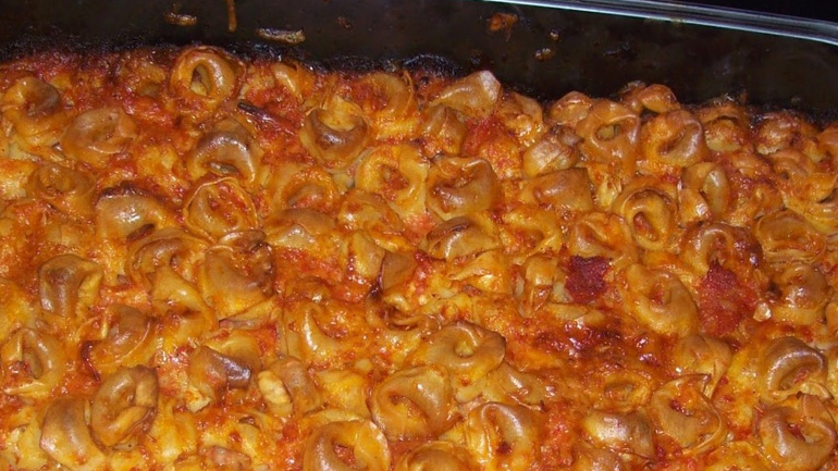 Τορτελίνια με σάλτσα ντομάτας στο φούρνο