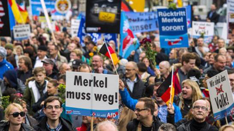 Γερμανία: Οι δυσκολίες της Μέρκελ ενισχύουν την ακροδεξιά