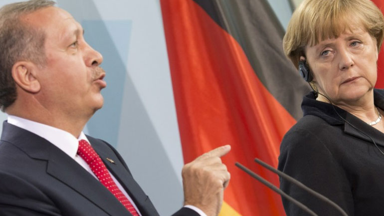 Η Μέρκελ δεσμεύεται να εργαστεί για τη βελτίωση των διμερών σχέσεων Γερμανίας – Τουρκίας