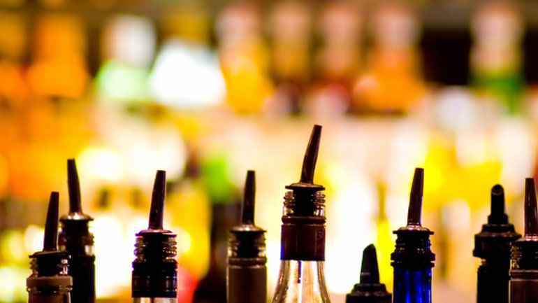 Ποτά «μπόμπες» παρασκεύαζαν και εμφιάλωναν τέσσερα άτομα στη Θεσσαλονίκη