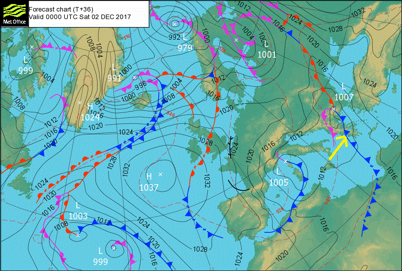 Το ψυχρό μέτωπο ενός βαρομετρικού χαμηλού αναμένεται κατά τη διάρκεια του Σαββάτου να κινηθεί ανατολικότερα προς την περιοχή μας (κίτρινο βέλος).Αυτό θα έχει ως απόρροια περαιτέρω επιδείνωση του καιρού στην χώρα μας, με τα φαινόμενα να μην περιορίζονται μόνον στις βορειοδυτικότερες περιοχές