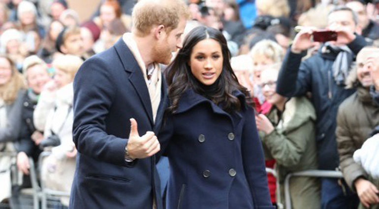 Φρενίτιδα στη Βρετανία με την πρώτη επίσημη εμφάνιση του πρίγκιπα Harry και της Meghan Markle