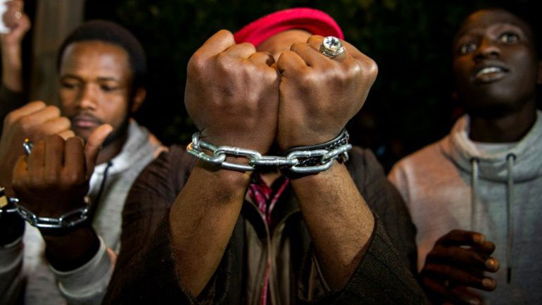 Ακτή Ελεφαντοστού: Η σπαζοκεφαλιά του επαναπατρισμού των μεταναστών που κρατούνται στη Λιβύη