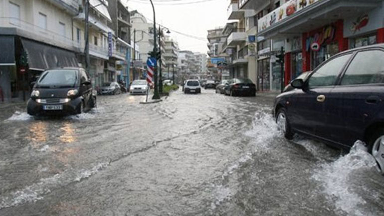 Κέρκυρα: Γυναίκα οδηγός που παρασύρθηκε από χείμαρρο σώθηκε από συμπολίτες της