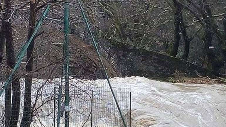 Υπερχείλιση ποταμών, κατολισθήσεις και αποκλεισμένες περιοχές λόγω της κακοκαιρίας στην Ήπειρο