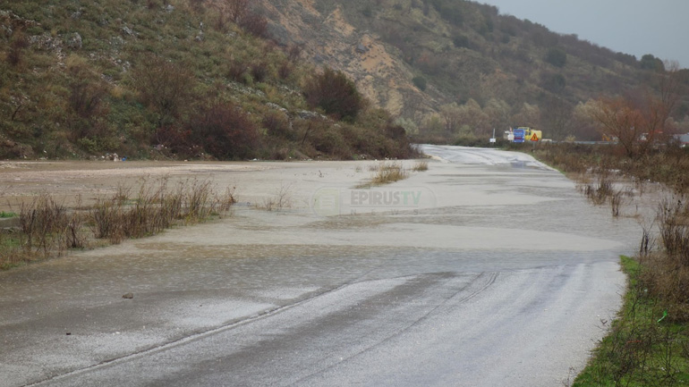 Ιωάννινα: Πλημμύρισε η παράλληλος της Εγνατίας Οδού – Διεκόπη η κυκλοφορία