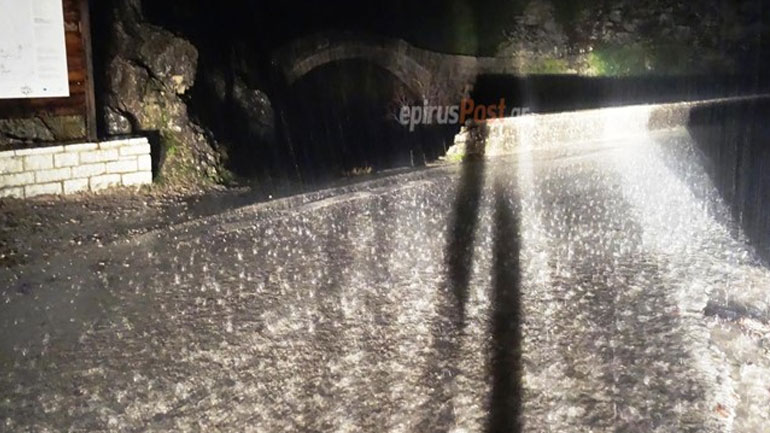Σε κλοιό κακοκαιρίας η Ήπειρος – Μάχη για να κρατηθούν ανοιχτοί οι δρόμοι στο Ζαγόρι