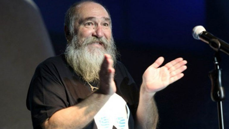 Κατέρρευσε πάνω στη σκηνή ο Τζίμης Πανούσης – Σταθερή η κατάσταση της υγείας του