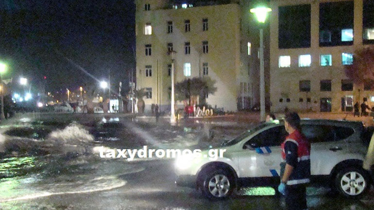 Βόλος: Σε κρίσιμη κατάσταση 62χρονος που έπεσε στη θάλασσα