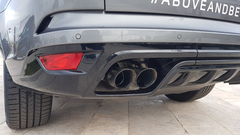 Οι εξατμίσεις στην έκδοση SVR βγάζουν έναν απίστευτο ήχο όταν πατάς το γκάζι