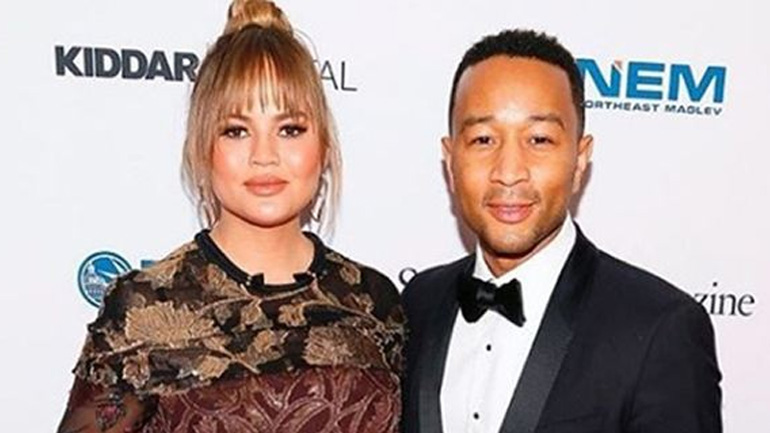 Chrissy Teigen: Η πρώτη δημόσια εμφάνιση με φουσκωμένη κοιλιά