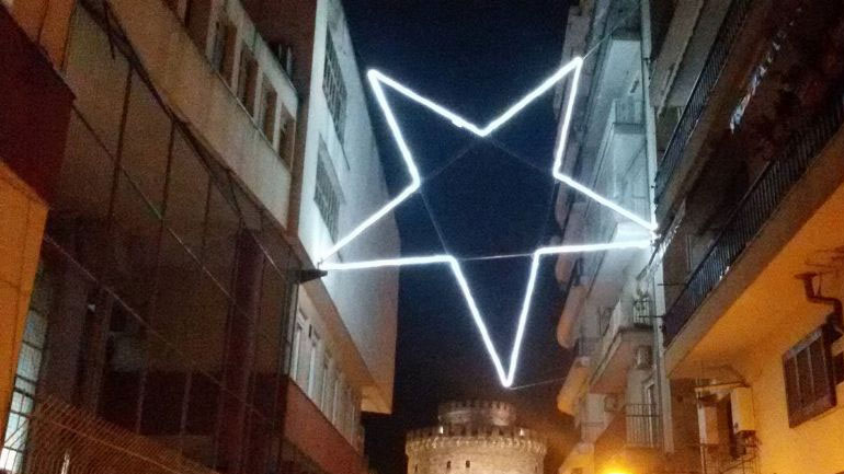 Φωτίστηκε το εντυπωσιακό αστέρι στο κέντρο της Θεσσαλονίκης