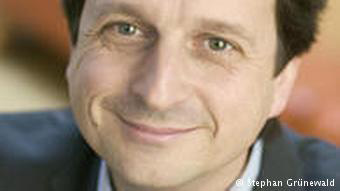 «Εάν συνεχιστεί αυτή η διακυβέρνηση χωρίς εναλλακτικές επιλογές, θα ενισχυθεί η δυσπιστία απέναντι στη δημοκρατία», εκτιμά ο Στέφαν Γκρούνεβαλντ