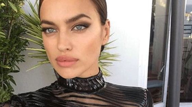 H Irina Shayk τρελαίνει του θαυμαστές της ποζάροντας με αποκαλυπτικό μαγιό