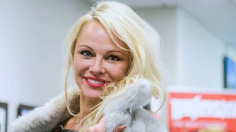 Η Pamela Anderson μιλάει για τον Harvey Weinstein: «Ξέρεις που μπλέκεις αν πας μόνη σου σε ένα δωμάτιο ξενοδοχείου»