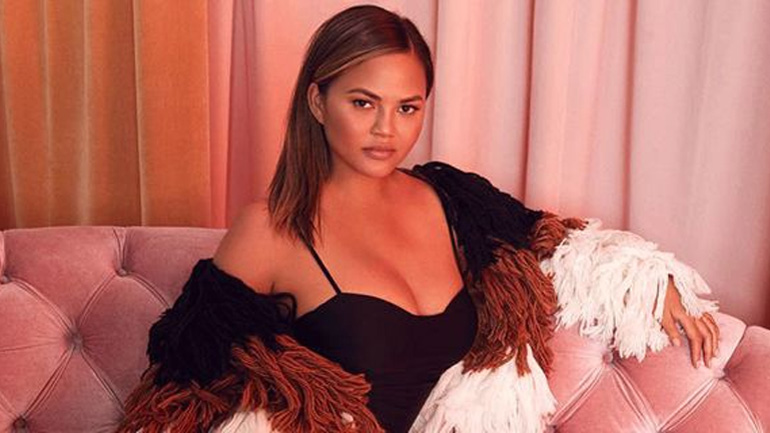 Το ρετρό πάρτι γενεθλίων της Chrissy Teigen μέσα σε αεροπλάνο!