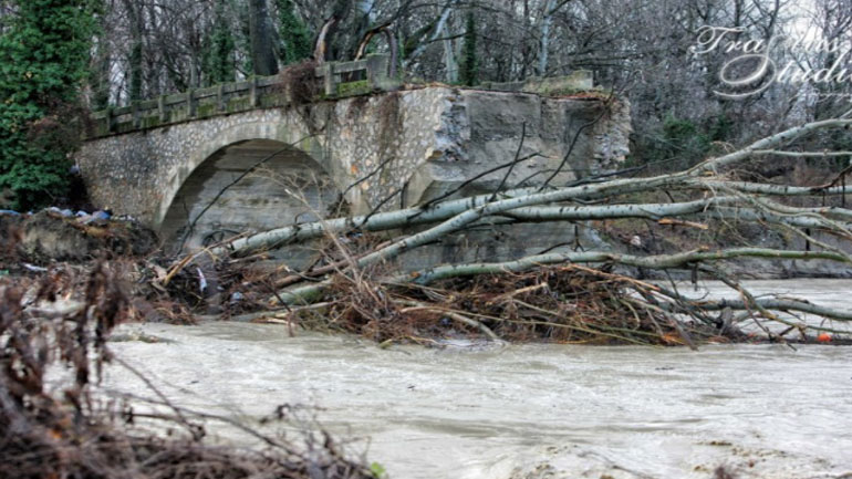 Η καταιγίδα στην Καστοριά γκρέμισε το ιστορικό γεφύρι της Πόριας Η καταιγίδα στην Καστοριά γκρέμισε το ιστορικό γεφύρι της Πόριας