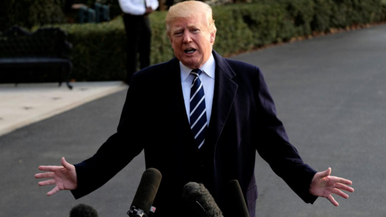 Ντ. Τραμπ: «Δεν ζήτησα από τον πρώην αρχηγό του FBI Τζέιμς Κόμεϊ να σταματήσει την έρευνα για τον Μάικλ Φλιν»