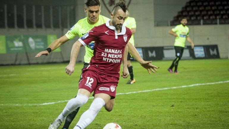 ΑΕΛ: Παρατάχθηκε απέναντι στον ΠΑΣ με φανέλες που έγραφαν: “Μάνδρα, 23 νεκροί, ντροπή”